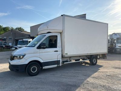 un camion blanc garé sur un parking avec d'autres camions