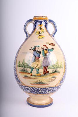 un grand vase orné d'une peinture sur le côté