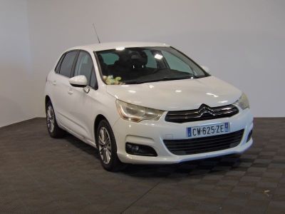 une photo d'une Citrole blanche garée dans un showroom