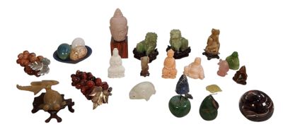 de nombreux types de figurines différentes sur un fond blanc