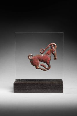 une image représentant un petit cheval en bronze posé sur un socle en bois