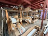 une pièce remplie de nombreuses boîtes et de meubles