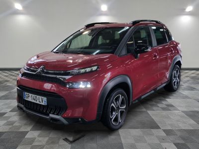 la voiture rouge est garée dans le garage sur le sol en damier