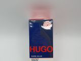 Le flacon de l'eau de Cologne Hugo bleu foncé repose sur une surface blanche
