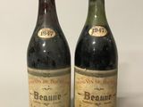 deux bouteilles de vin rouge posées l'une à côté de l'autre sur une table