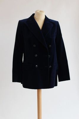 un gros plan d'un manteau posé sur un mannequin, sur fond blanc