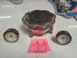une petite boîte en argent surmontée d'une horloge
