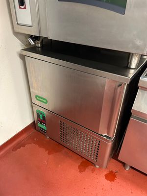 une photo d'une machine à glaces professionnelle dans une cuisine professionnelle