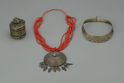 trois bijoux, dont un collier, un bracelet et une bague