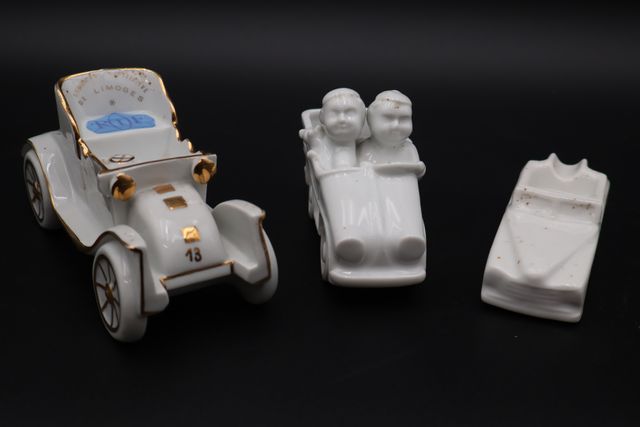 Trois voitures en porcelaine