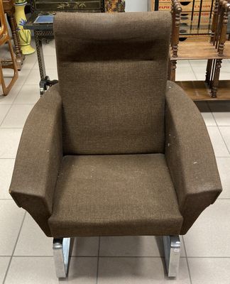 Le fauteuil inclinable se trouve dans le magasin, prêt à être utilisé.
