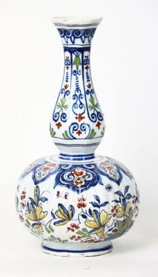 un vase bleu et blanc orné d'un motif floral