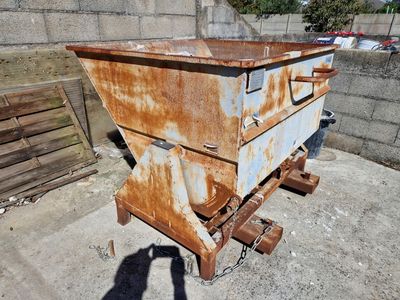 une ruche rouillée posée sur une palette en bois