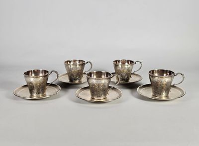 un service de six tasses et soucoupes en métal argenté