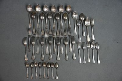 un grand nombre de cuillères et de fourchettes en argent disposées sur une table