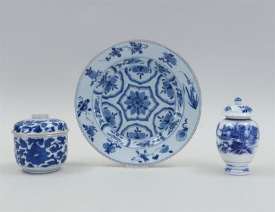 une assiette bleue et blanche, deux petits vases et un bol