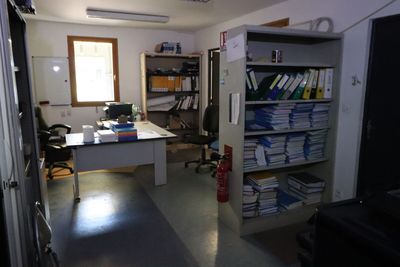 une pièce où se trouvent beaucoup de livres et un bureau