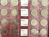 tout un tas de pièces différentes dans une vitrine