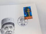 un dessin représentant un vieil homme sur lequel figure une croix