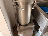 un grand mixeur en métal dans un coin de la cuisine