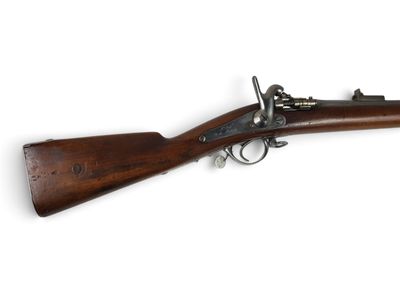 un vieux fusil avec un canon en bois et une poignée en bois