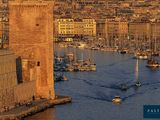 de nombreux bateaux amarrés près d'une ville