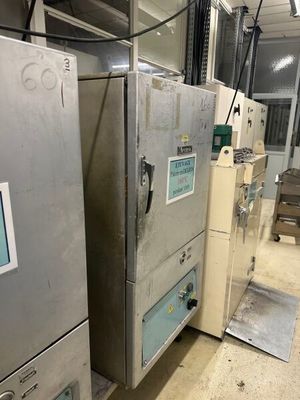 plusieurs réfrigérateurs alignés dans une pièce