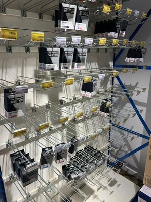de nombreux types d'appareils électroniques exposés dans un magasin