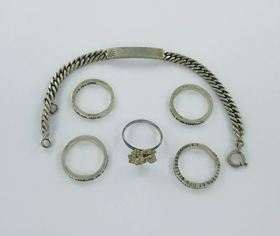 une image représentant un bracelet, une bague et un bracelet muni d'une chaîne