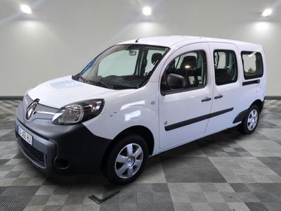 la photo d'une petite camionnette blanche garée dans une pièce