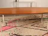 une table posée sur un tapis dans une pièce