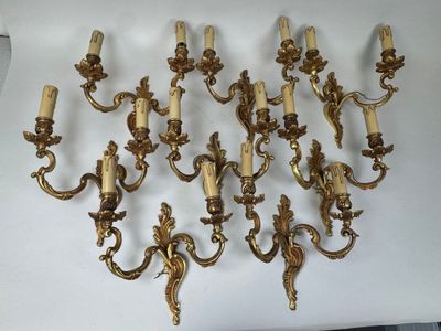de nombreuses appliques dorées accrochées au mur