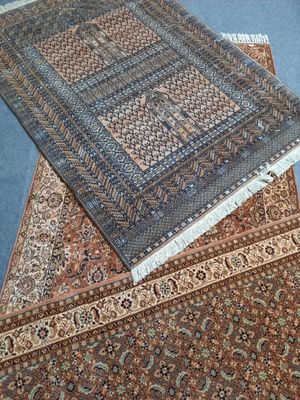 trois tapis orientaux sont empilés les uns sur les autres