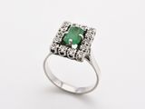 bague en émeraude et diamant sur fond blanc