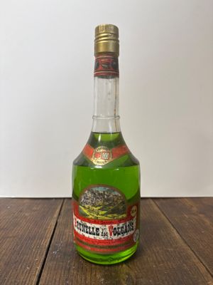 une bouteille d'alcool posée sur une table en bois