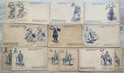 plusieurs vieilles cartes postales sur lesquelles figurent des dessins de personnes, posées sur une surface en bois
