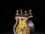 une petite horloge posée sur une table