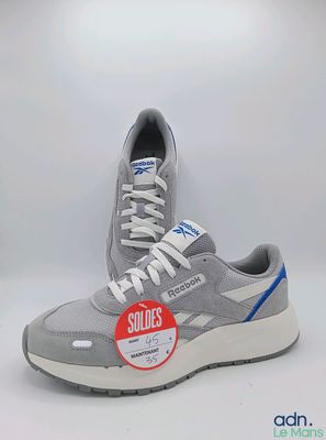 une paire de chaussures posées sur une surface blanche