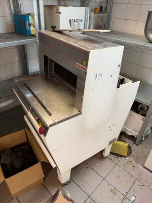 une machine qui se trouve au milieu d'une cuisine
