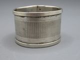 un porte-serviettes ancien en argent, orné d'un motif en treillis