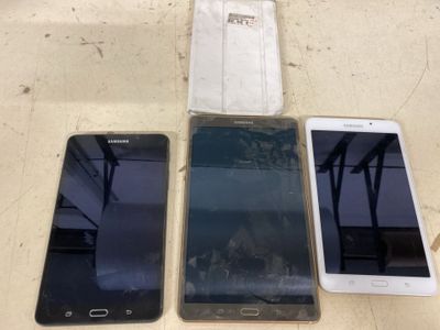 Trois téléphones Samsung sont posés les uns à côté des autres sur une table