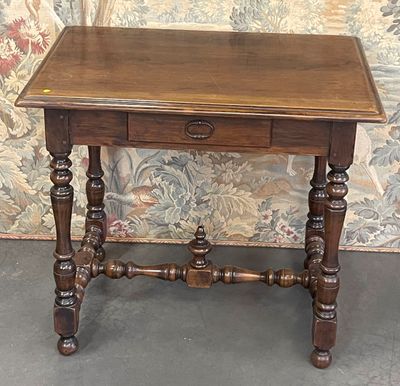 une petite table en bois surmontée d'un tiroir