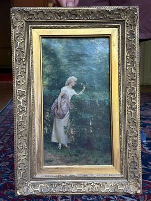 une photo d'une femme tenant une photo à la main