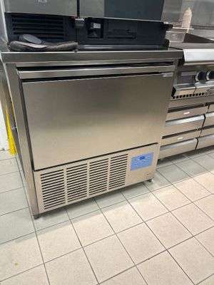 une grande cuisinière en inox au milieu d'une cuisine