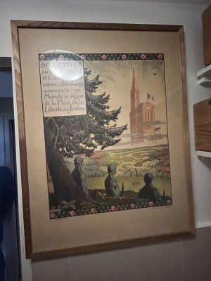 une photo d'un tableau accroché au mur d'une cuisine