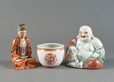 deux figurines de bouddhas assis à côté d'un bol et d'un vase