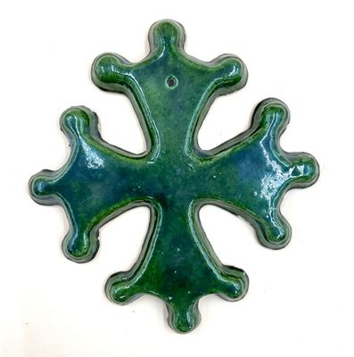 une croix verte sur fond blanc, avec un fond blanc