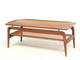 une table basse surmontée d'une étagère