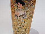 un vase avec la photo d'une femme dessus