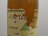une bouteille d'alcool posée sur une table